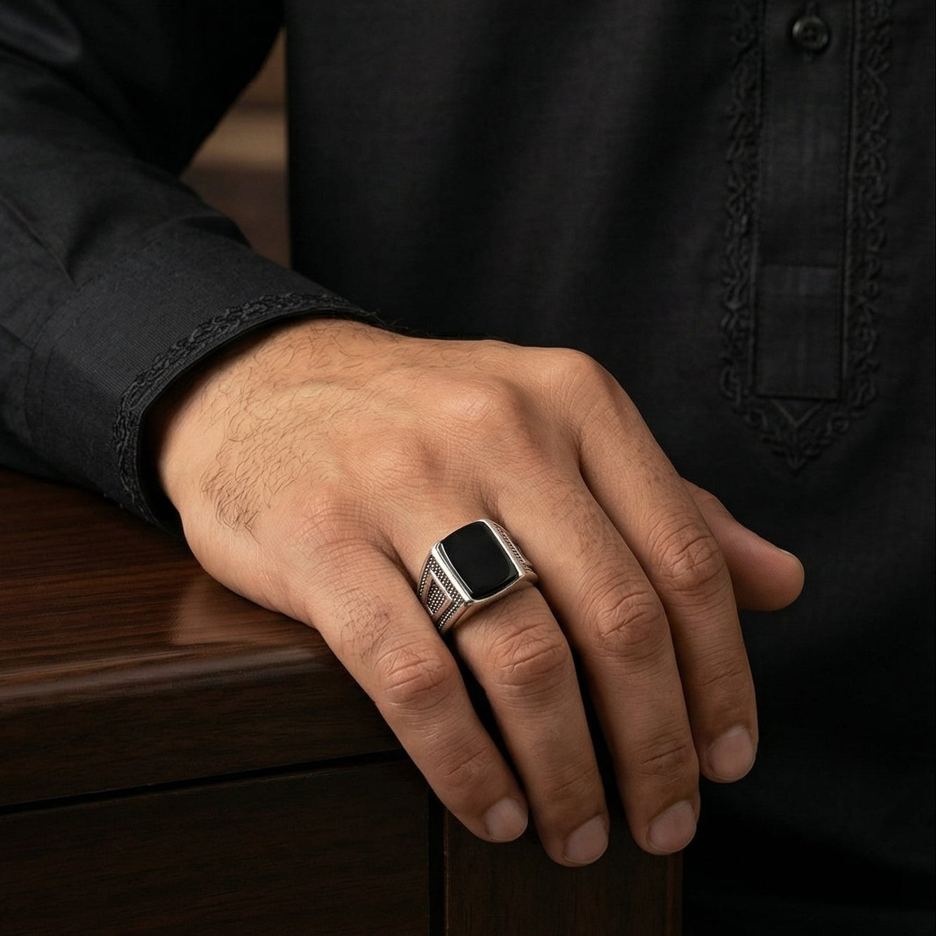 The Heritage Onyx Signet Ring – 925 Sterling Silver & Black Agate