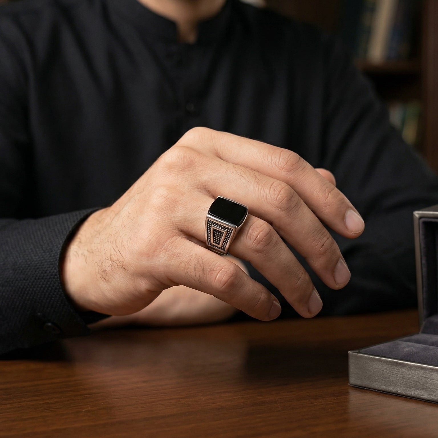 The Heritage Onyx Signet Ring – 925 Sterling Silver & Black Agate