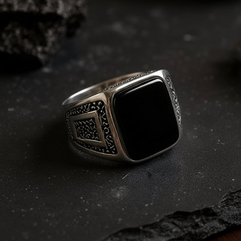 The Heritage Onyx Signet Ring – 925 Sterling Silver & Black Agate